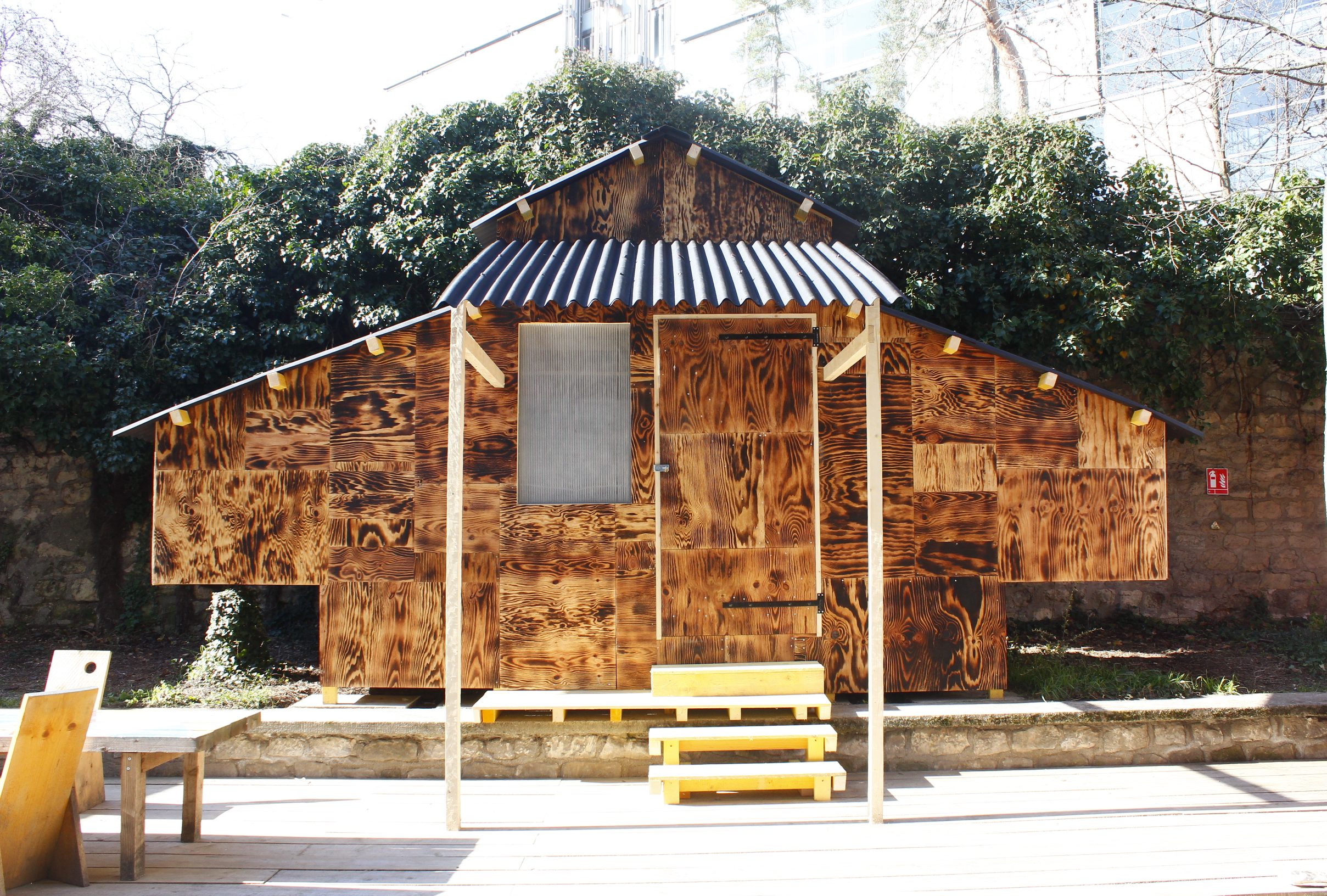La cabane en bois toasté construite par Cabanon vertical